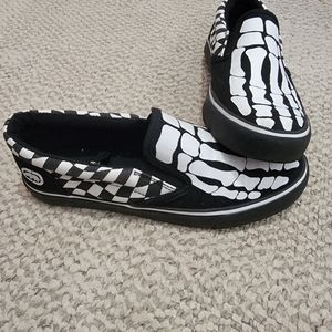 Size 6 boys ecko unltd skeleton shoes
